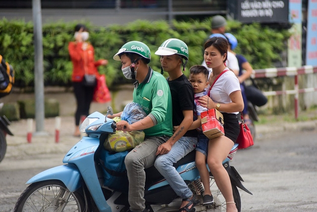 nguoi dan chat vat di vao noi thanh ha noi sau nghi le