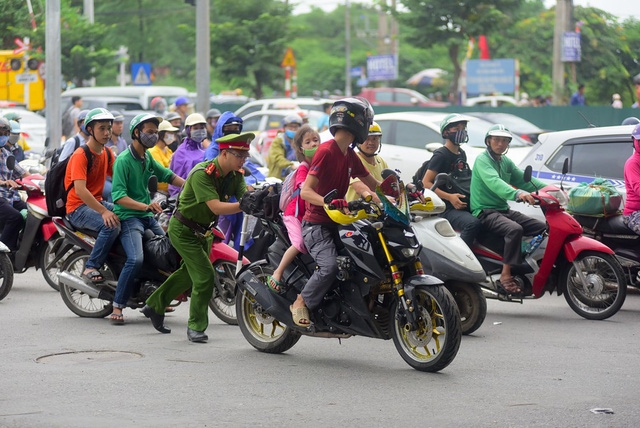 nguoi dan chat vat di vao noi thanh ha noi sau nghi le