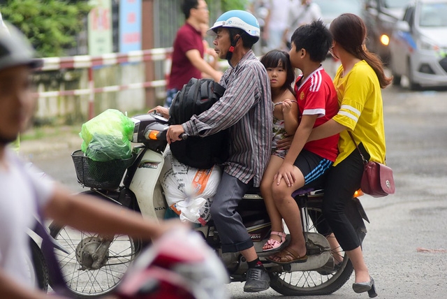 nguoi dan chat vat di vao noi thanh ha noi sau nghi le