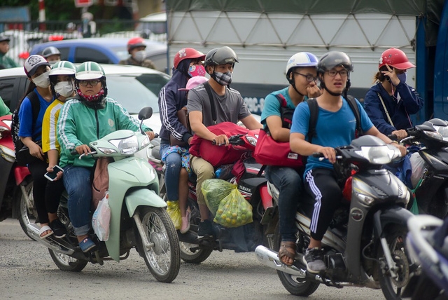 nguoi dan chat vat di vao noi thanh ha noi sau nghi le
