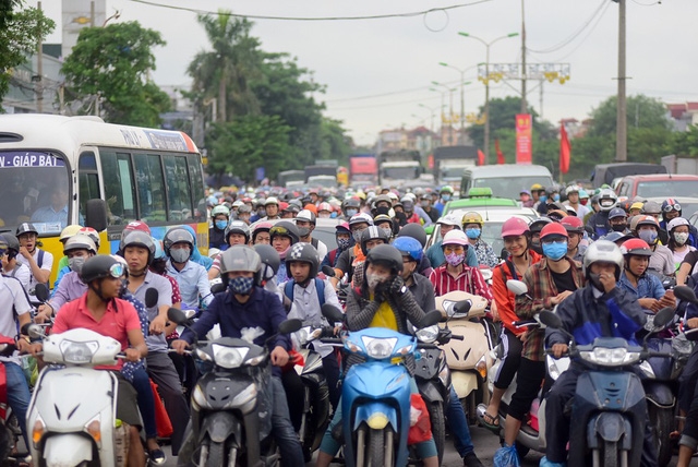 nguoi dan chat vat di vao noi thanh ha noi sau nghi le