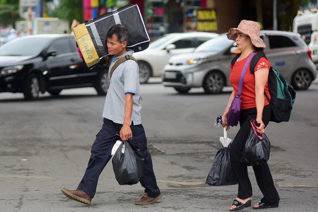 nguoi dan chat vat di vao noi thanh ha noi sau nghi le