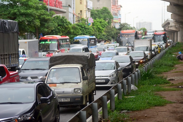 nguoi dan chat vat di vao noi thanh ha noi sau nghi le