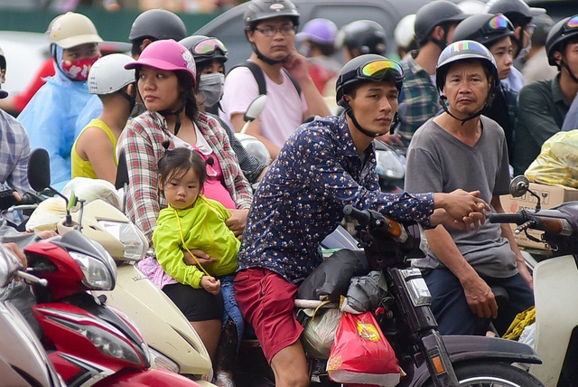 nguoi dan chat vat di vao noi thanh ha noi sau nghi le