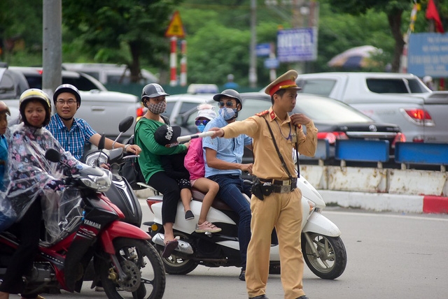 nguoi dan chat vat di vao noi thanh ha noi sau nghi le