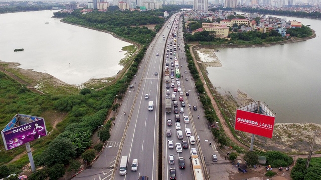 nguoi dan chat vat di vao noi thanh ha noi sau nghi le
