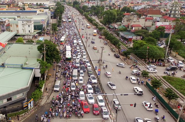 nguoi dan chat vat di vao noi thanh ha noi sau nghi le