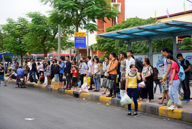 nguoi dan chat vat di vao noi thanh ha noi sau nghi le