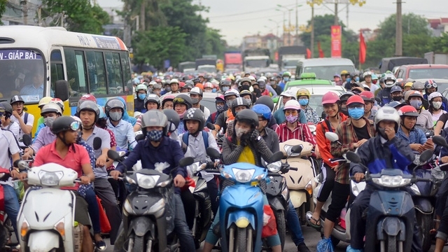 Người dân chật vật đi vào nội thành Hà Nội sau lễ