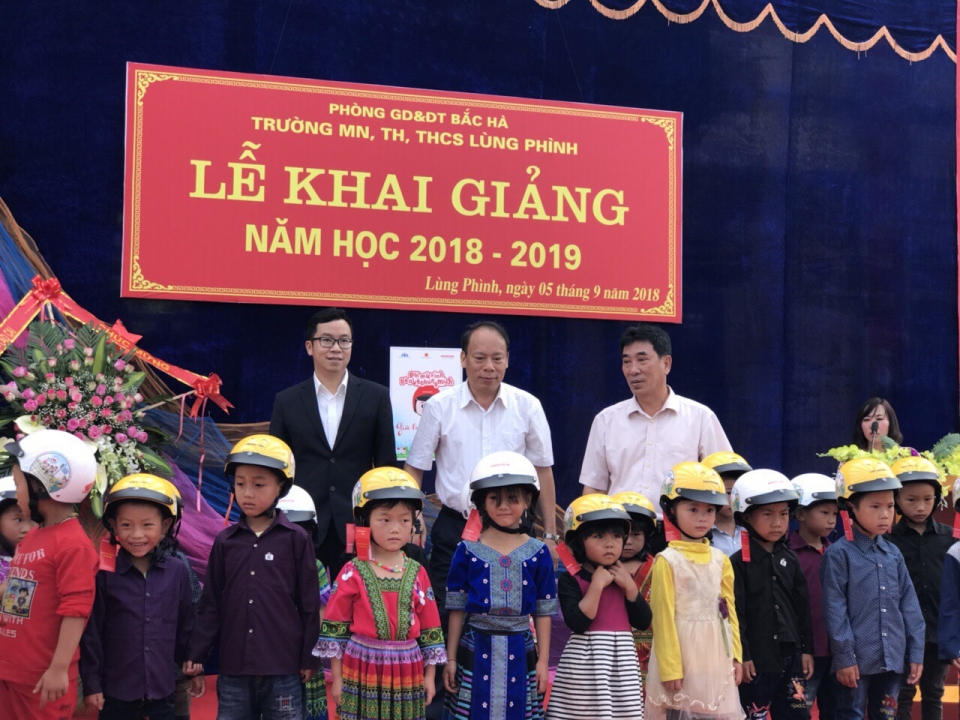 Honda Việt Nam trao tặng gần 2 triệu mũ bảo hiểm cho học sinh lớp Một honda viet nam trao tang gan 2 trieu mu bao hiem cho hoc sinh lop 1