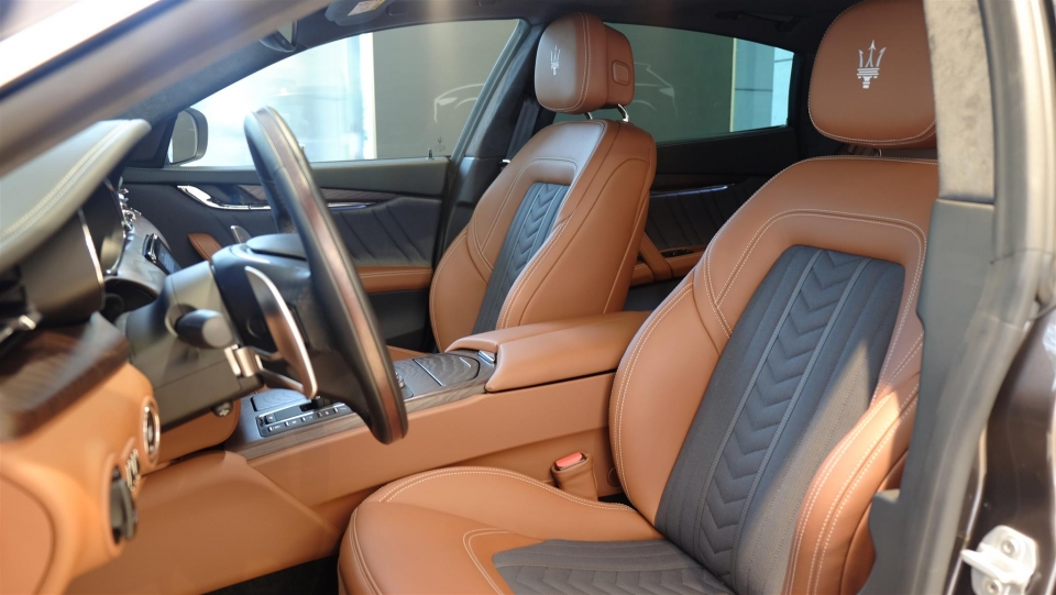 a hau thuy van tau maserati quattroporte granlusso gia gan 8 ty dong