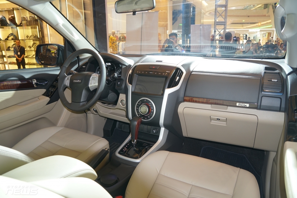 isuzu gioi thieu mu x va d max phien ban nang cap