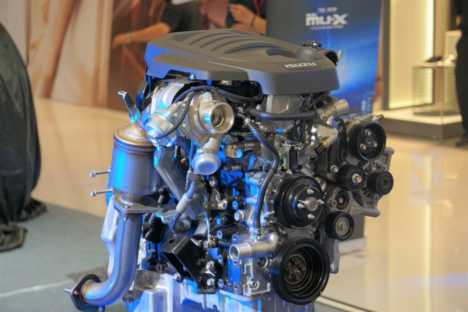 isuzu gioi thieu mu x va d max phien ban nang cap
