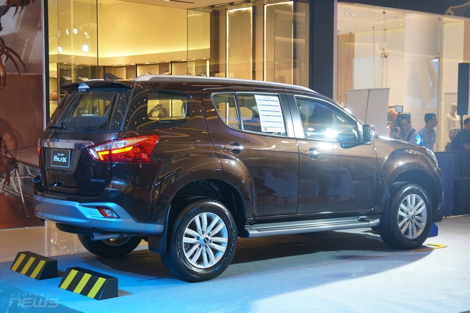 isuzu gioi thieu mu x va d max phien ban nang cap