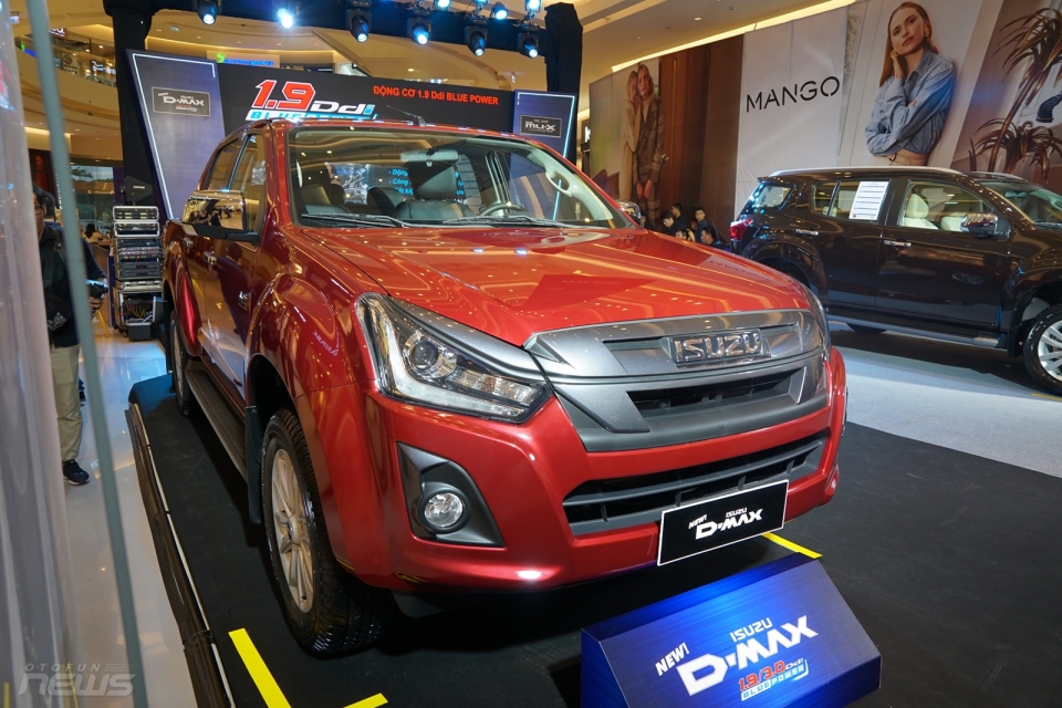 isuzu gioi thieu mu x va d max phien ban nang cap