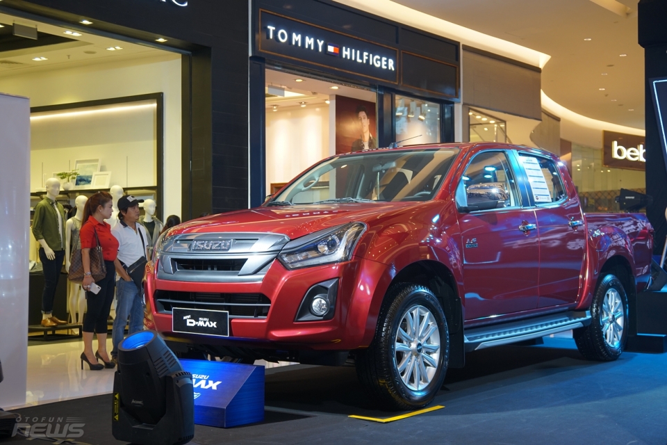 isuzu gioi thieu mu x va d max phien ban nang cap