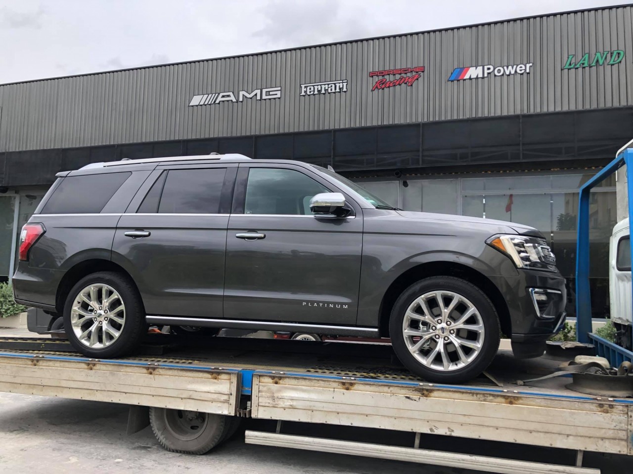 'Khủng Long' Ford Expedition đầu tiên có mặt tại Việt Nam khung long ford expedition dau tien co mat tai viet nam