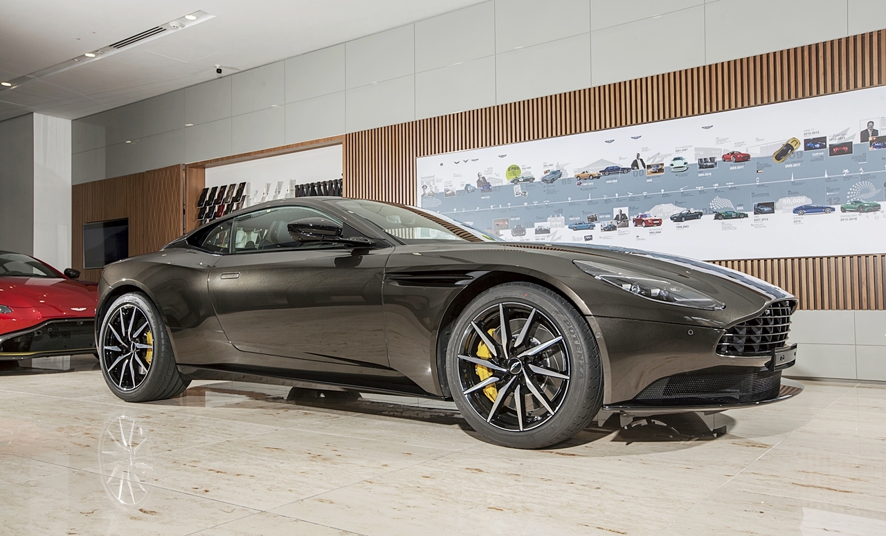 chi tiet aston martin db11 v8 mau vang dong doc nhat viet nam