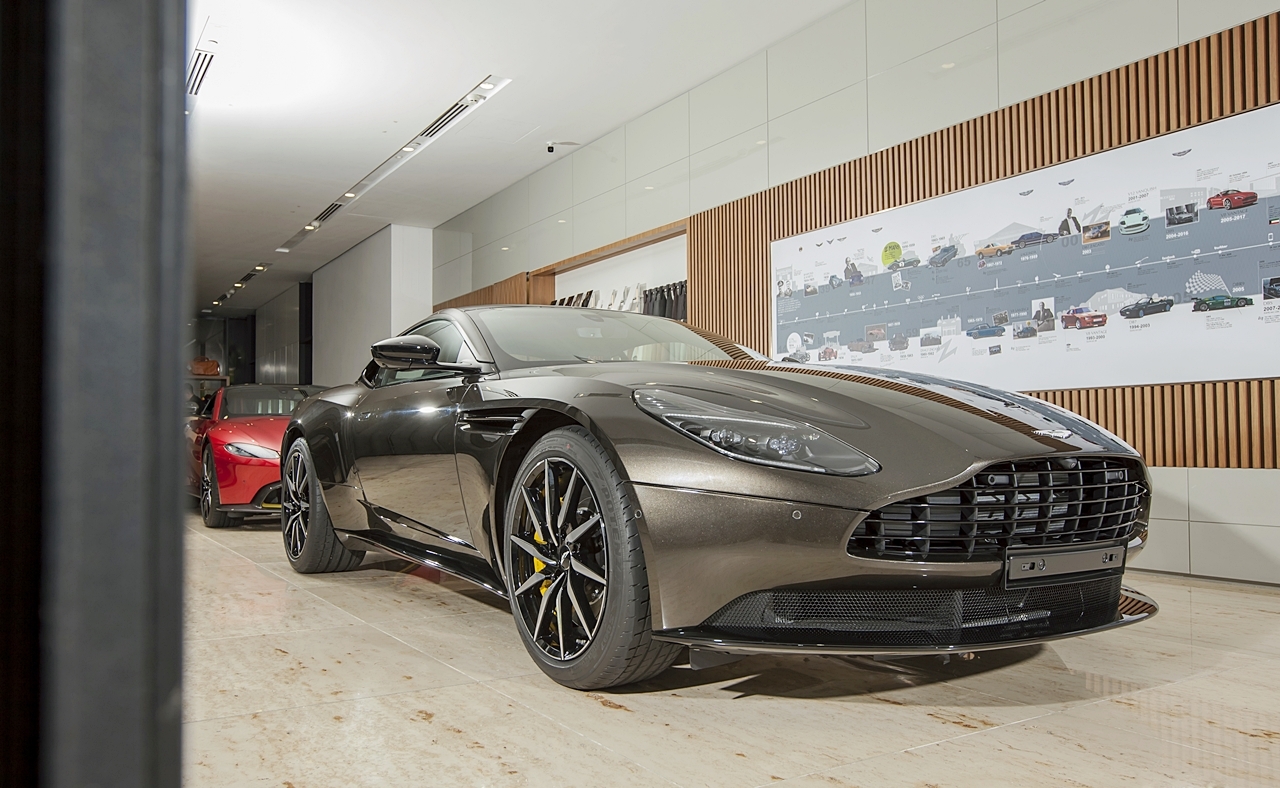 chi tiet aston martin db11 v8 mau vang dong doc nhat viet nam