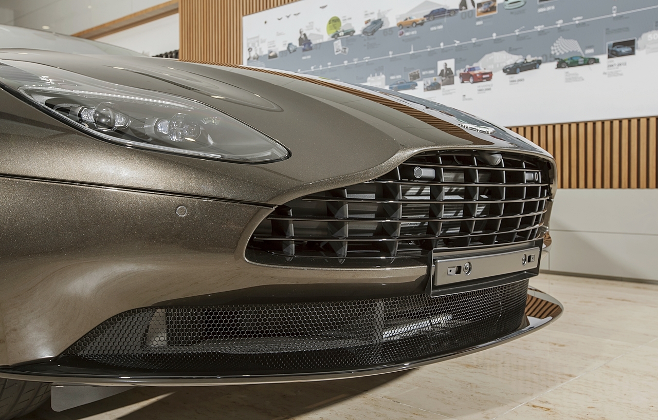chi tiet aston martin db11 v8 mau vang dong doc nhat viet nam