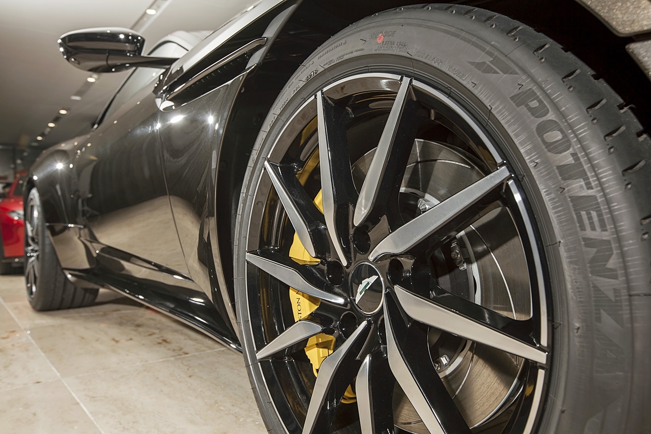 chi tiet aston martin db11 v8 mau vang dong doc nhat viet nam