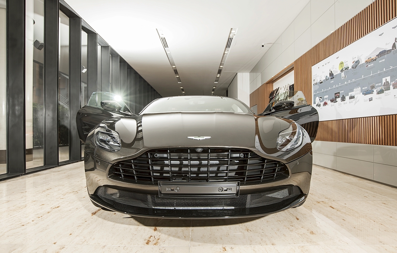 chi tiet aston martin db11 v8 mau vang dong doc nhat viet nam
