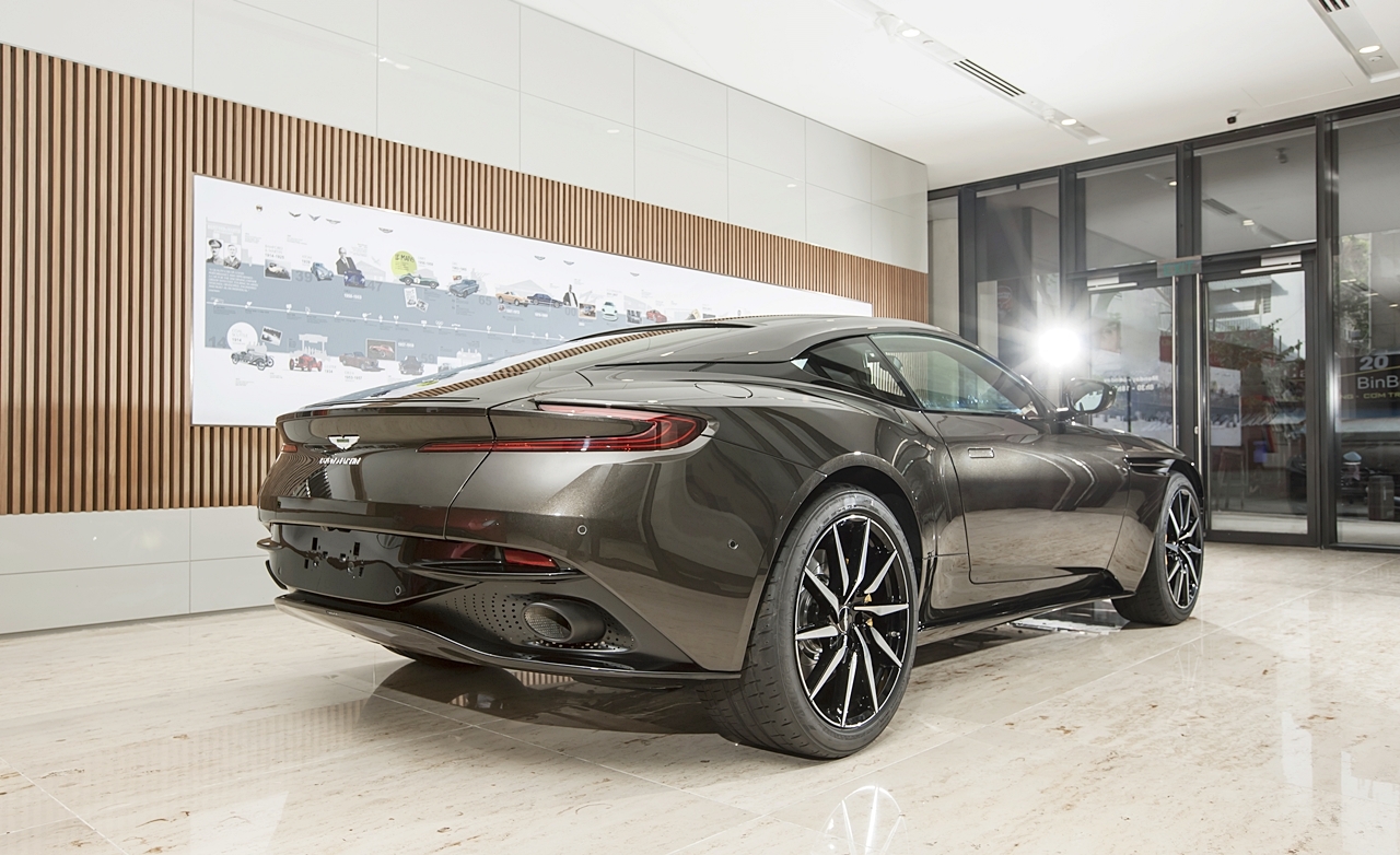 chi tiet aston martin db11 v8 mau vang dong doc nhat viet nam