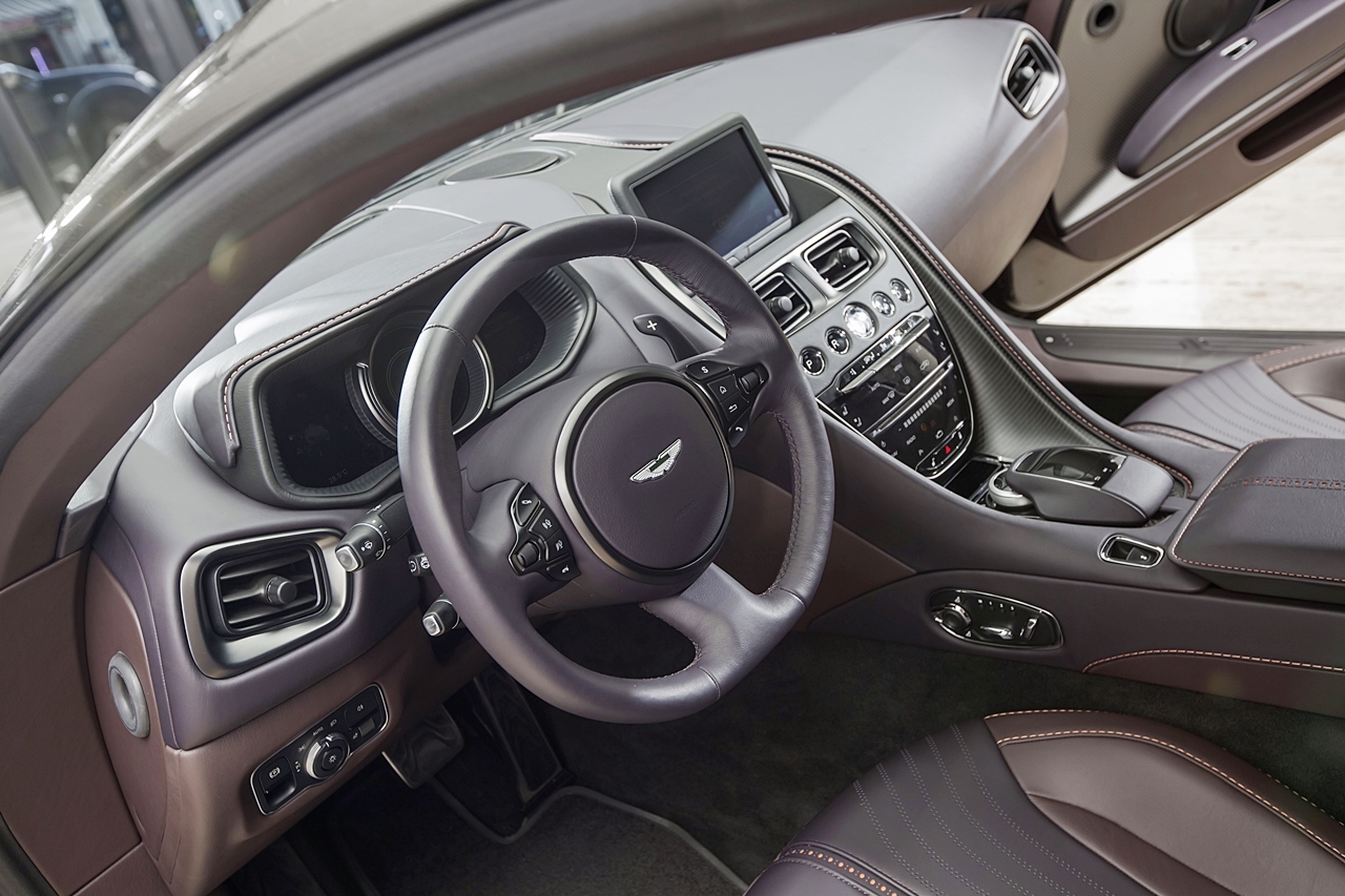 chi tiet aston martin db11 v8 mau vang dong doc nhat viet nam
