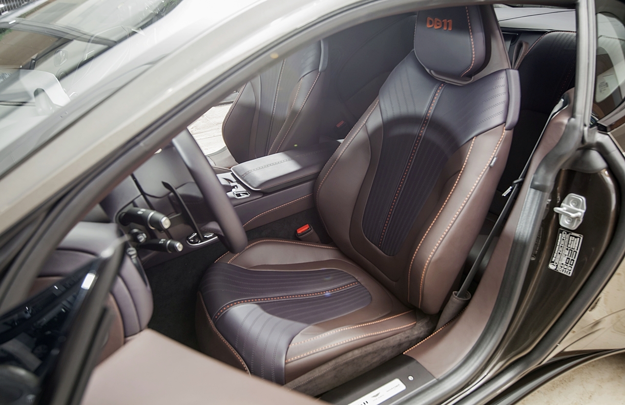 chi tiet aston martin db11 v8 mau vang dong doc nhat viet nam