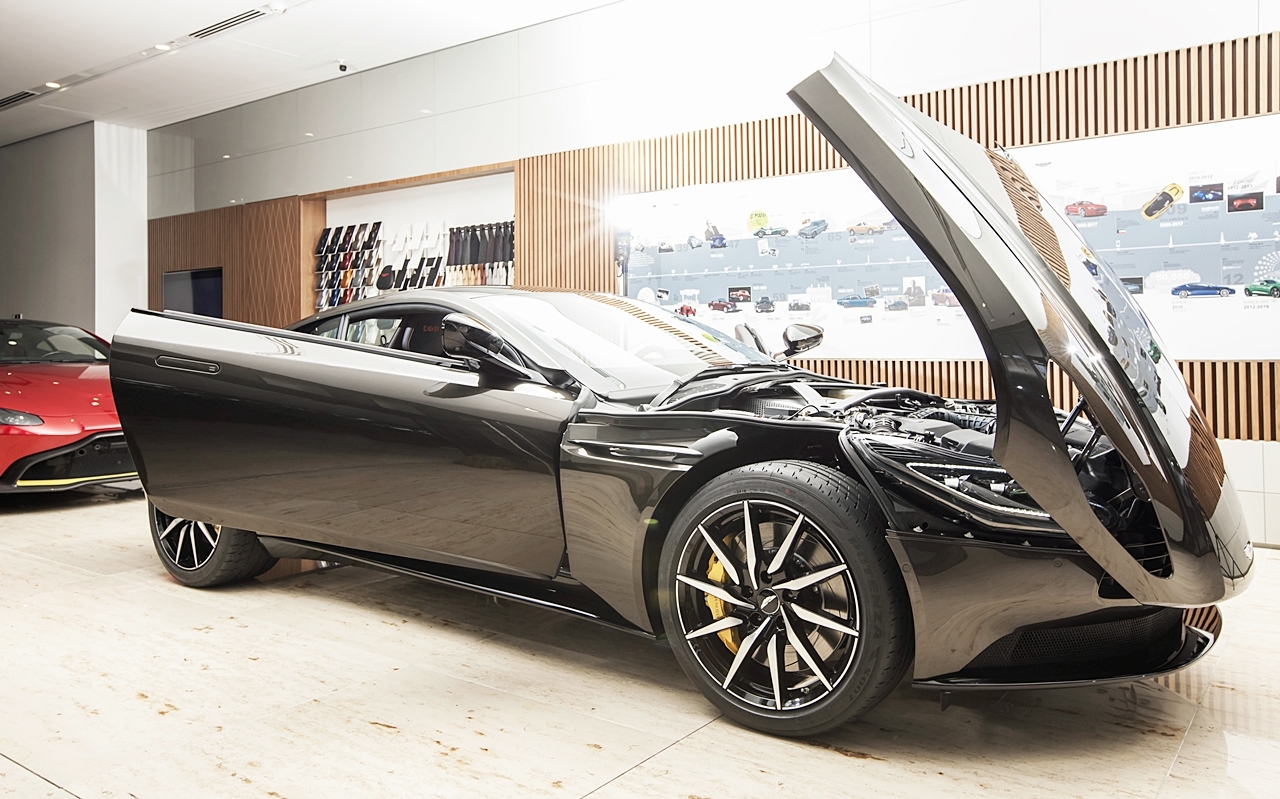 chi tiet aston martin db11 v8 mau vang dong doc nhat viet nam