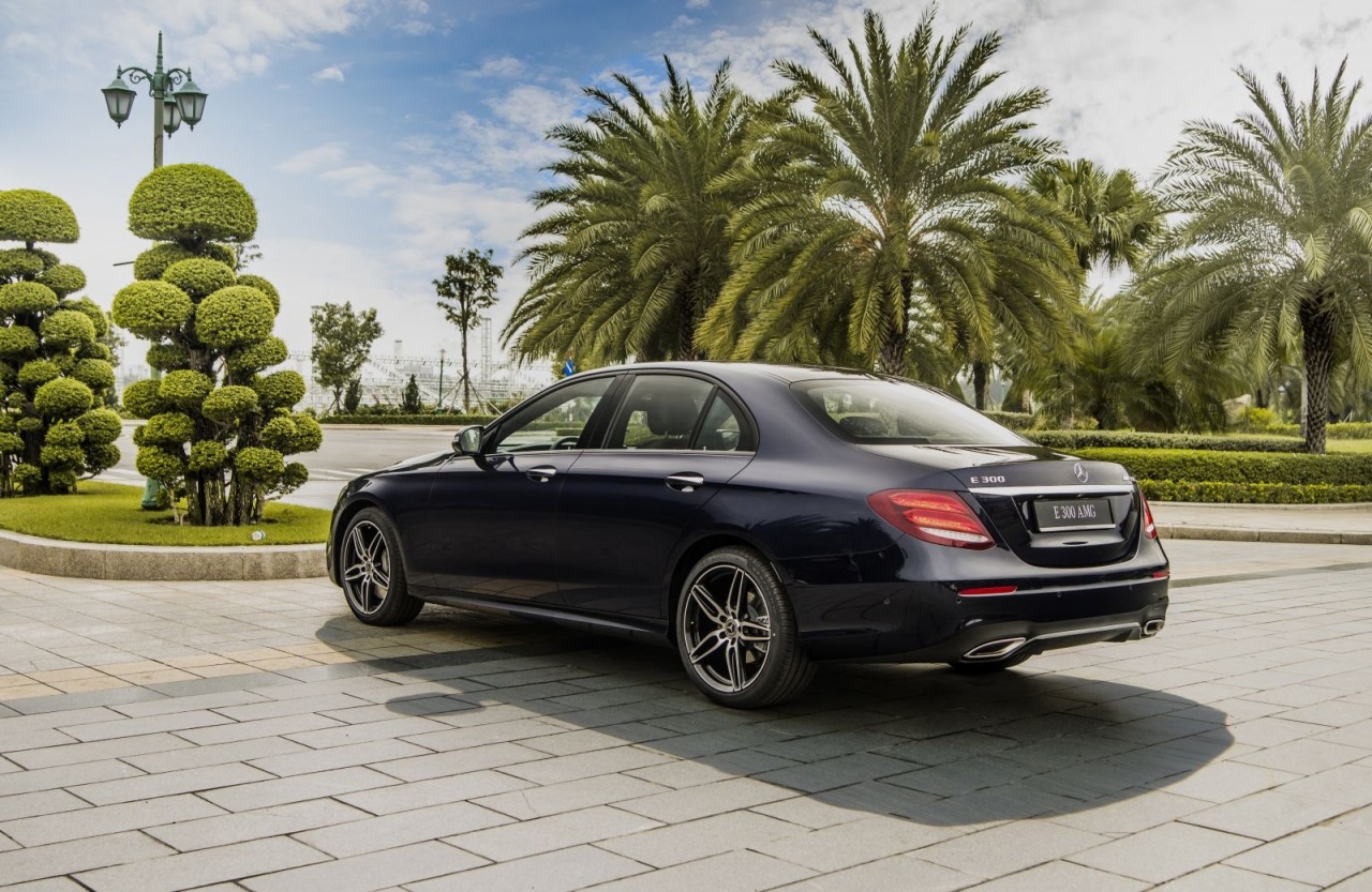 Mercedes-Benz giới thiệu E300 AMG mới, giá 2,833 tỷ đồng mercedes benz gioi thieu e300 amg moi gia 2833 ty dong