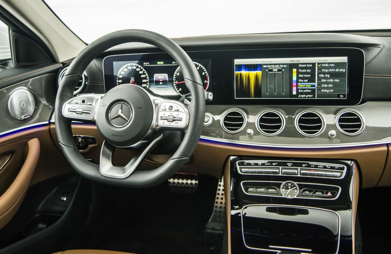 Mercedes-Benz giới thiệu E300 AMG mới, giá 2,833 tỷ đồng mercedes benz gioi thieu e300 amg moi gia 2833 ty dong