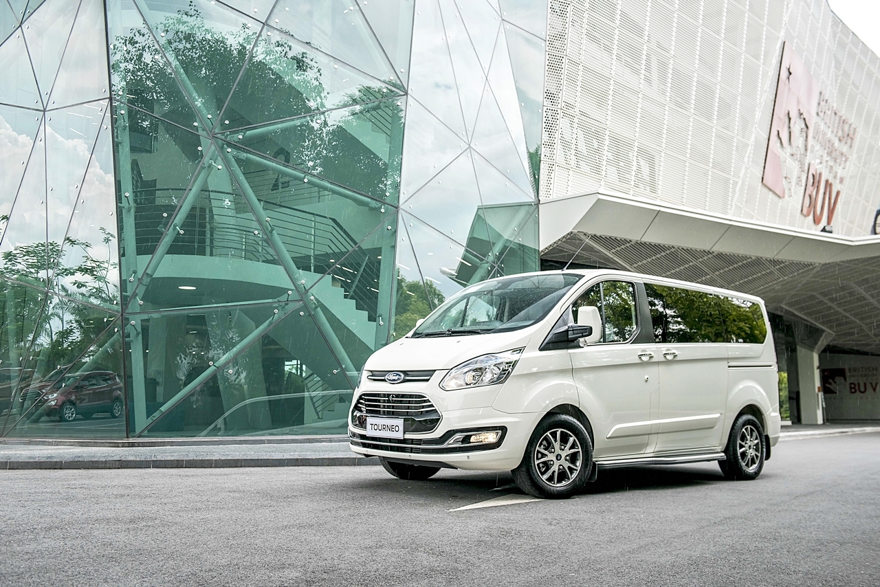 Ra mắt Ford Tourneo MPV 7 chỗ giá 1 tỷ đồng ra mat ford tourneo mpv 7 cho gia 1 ty dong