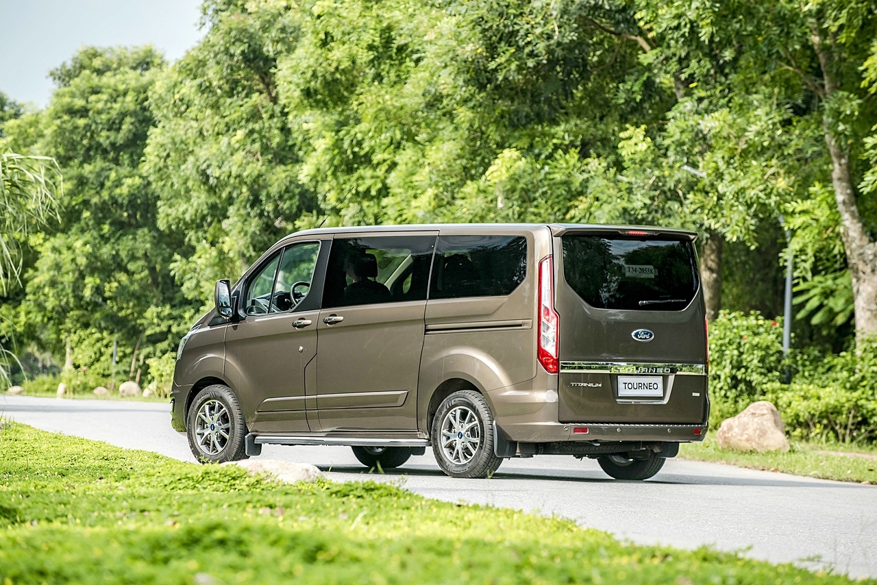Ra mắt Ford Tourneo MPV 7 chỗ giá 1 tỷ đồng ra mat ford tourneo mpv 7 cho gia 1 ty dong