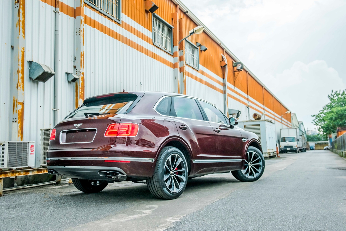 hang doc bentley bentayga v8 phien ban 100 nam tiep tuc ve viet nam