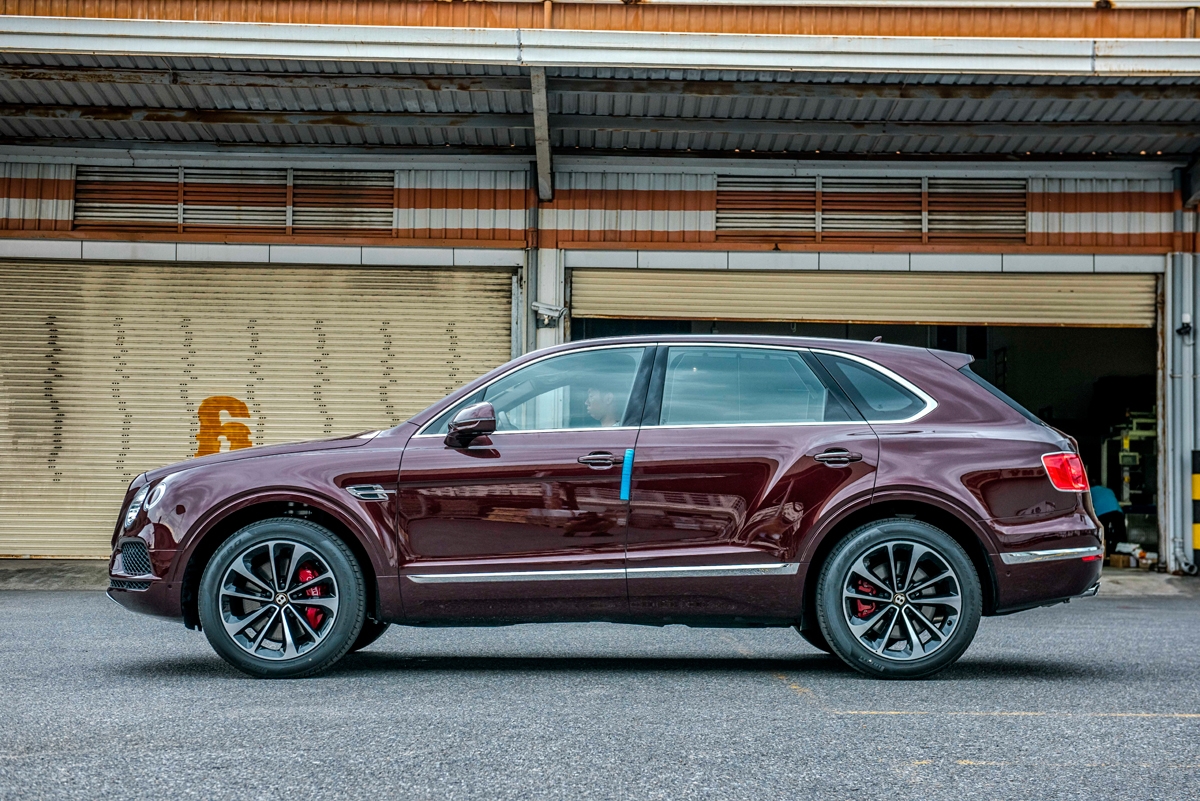 hang doc bentley bentayga v8 phien ban 100 nam tiep tuc ve viet nam