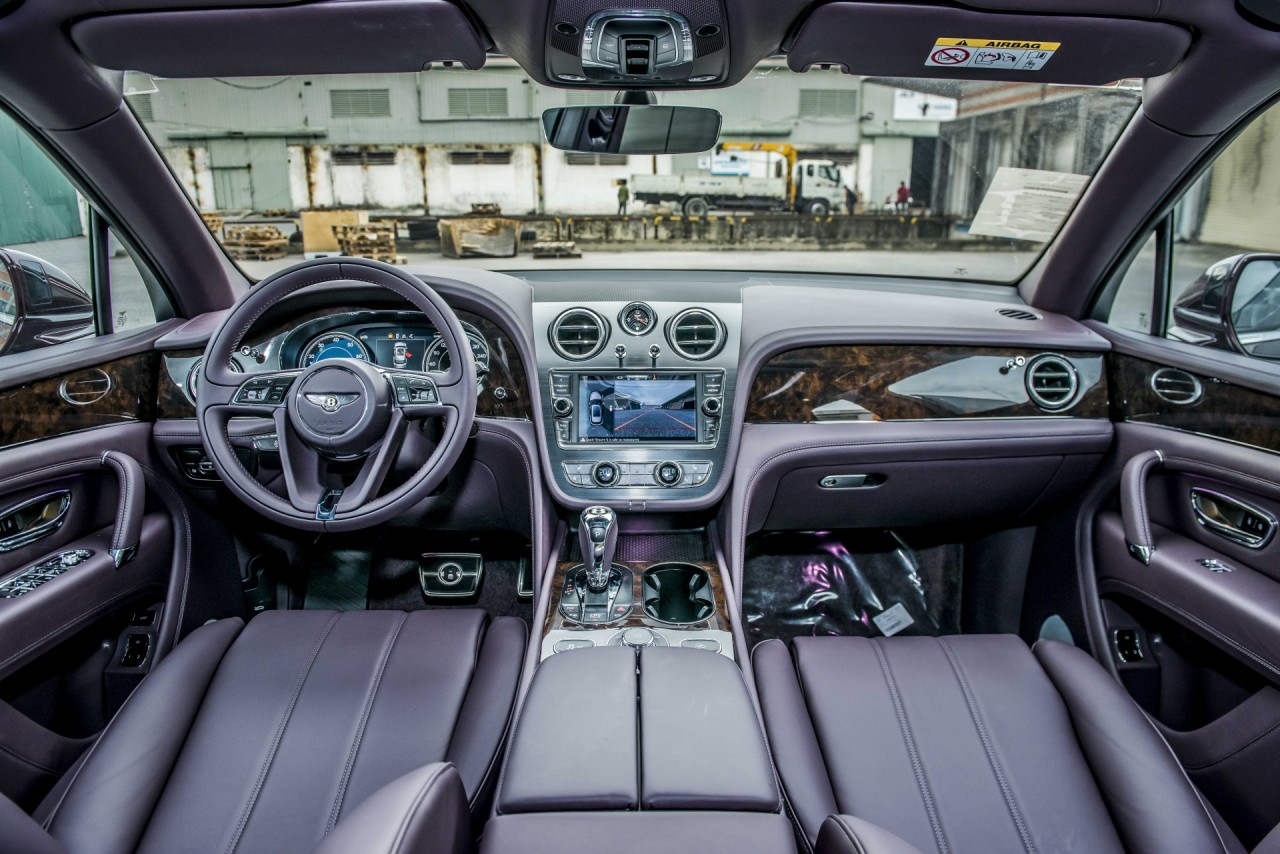 hang doc bentley bentayga v8 phien ban 100 nam tiep tuc ve viet nam