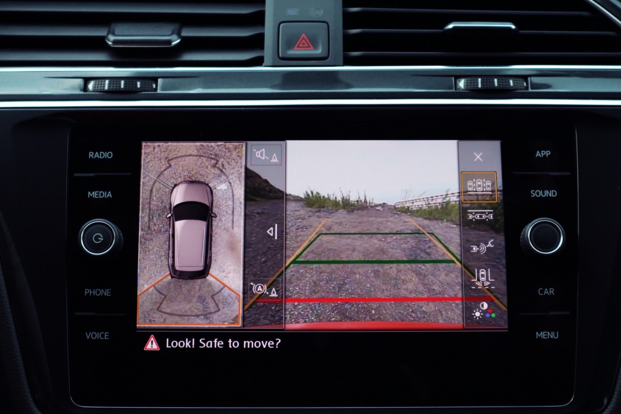 canh tranh voi xe lap rap trong nuoc volkswagen giam 50 phi truoc ba khi mua tiguan allspace luxury