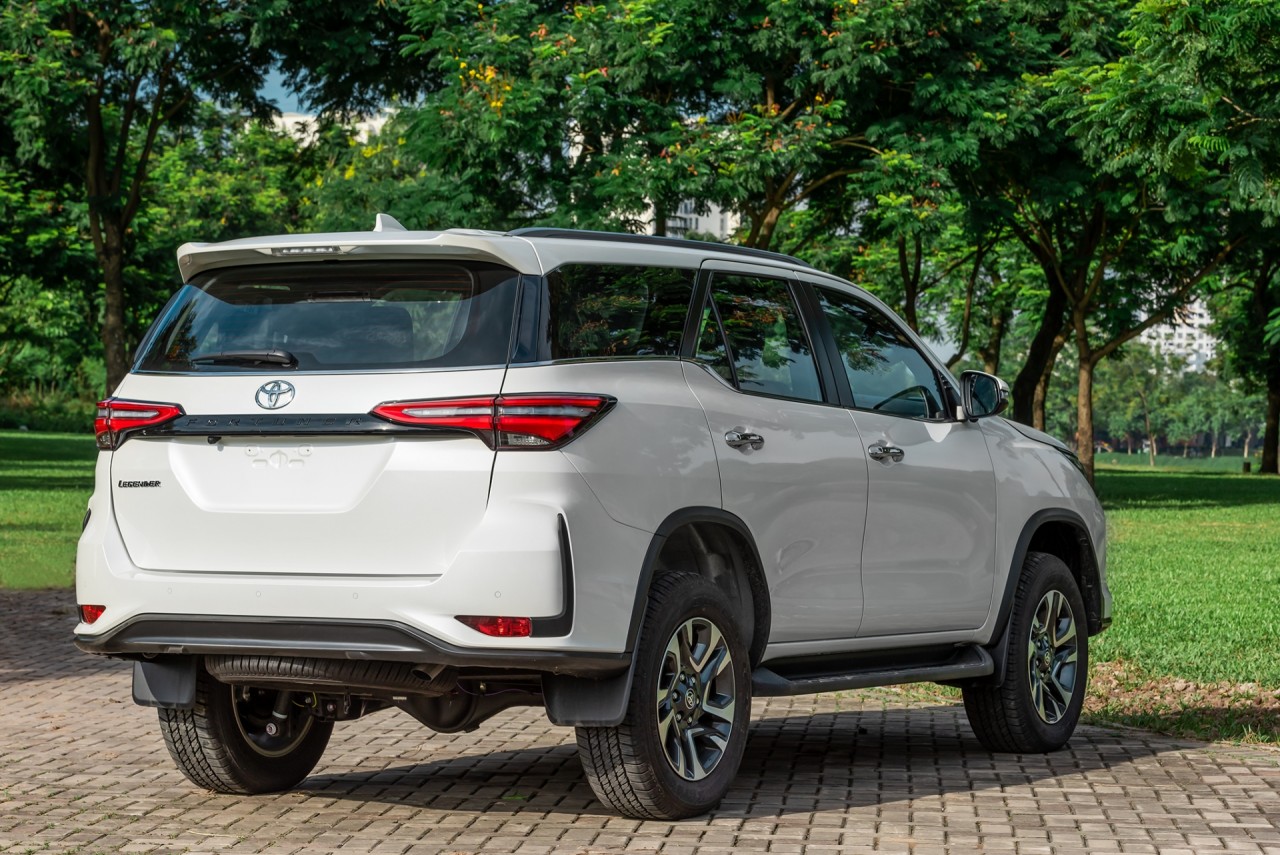 toyota fortuner 2021 chinh thuc ra mat voi 7 phien ban gia tu 995 trieu dong
