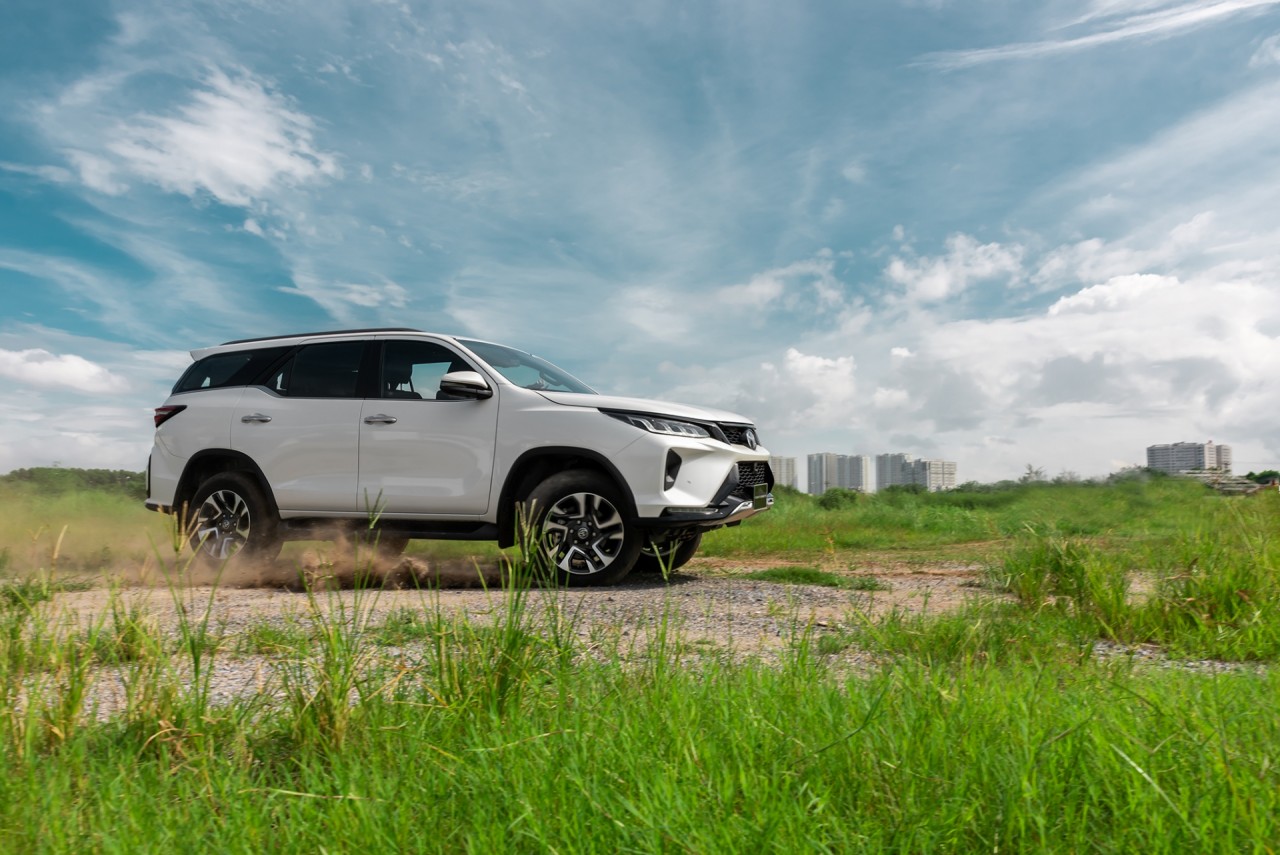 toyota fortuner 2021 chinh thuc ra mat voi 7 phien ban gia tu 995 trieu dong