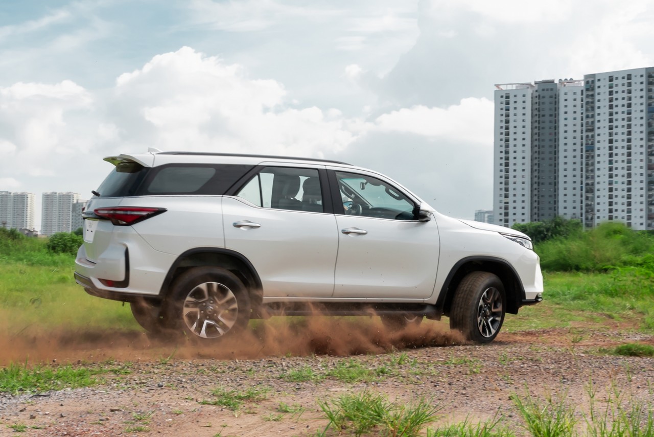 toyota fortuner 2021 chinh thuc ra mat voi 7 phien ban gia tu 995 trieu dong