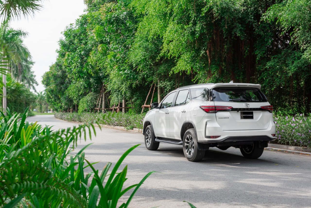 toyota fortuner 2021 chinh thuc ra mat voi 7 phien ban gia tu 995 trieu dong