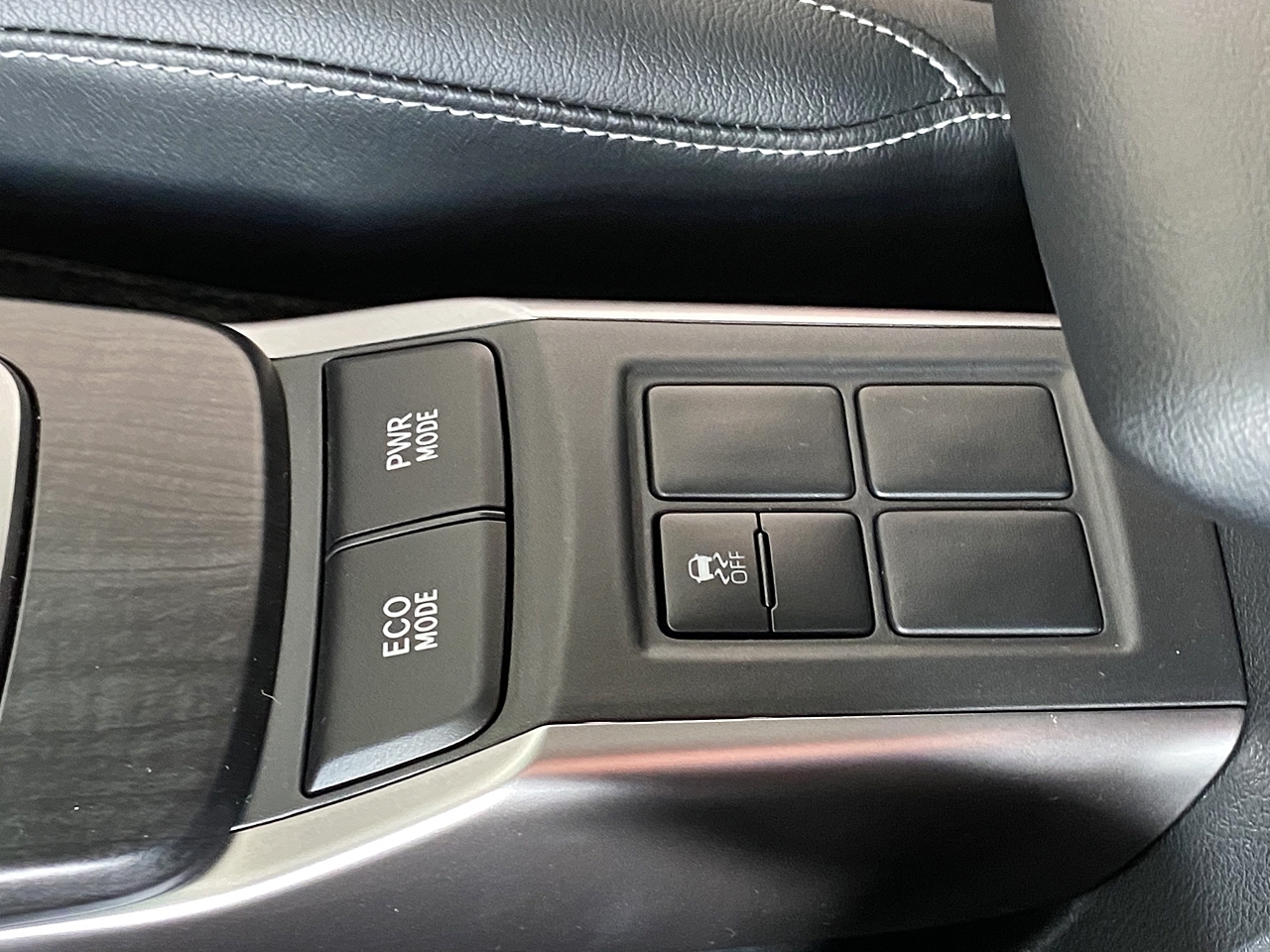 Chi tiết Toyota Fortuner 2021 2.4 AT tiêu chuẩn giá 1,08 tỷ chi tiet toyota fortuner 2021 24 at tieu chuan gia 108 ty