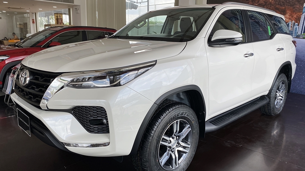 Chi tiết Toyota Fortuner 2021 2.4 AT tiêu chuẩn giá 1,08 tỷ