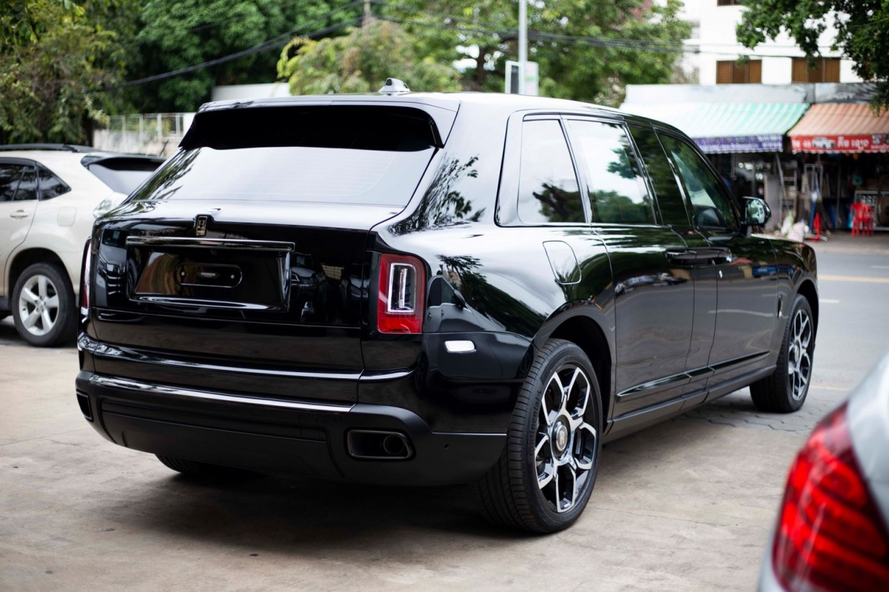 Cận cảnh Rolls-Royce Cullinan Black Badge chống đạn với trục cơ sở kéo dài