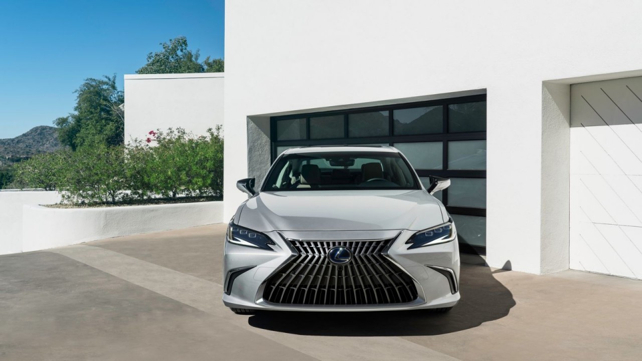 Lexus ES 2022 có giá từ 40.800 USD