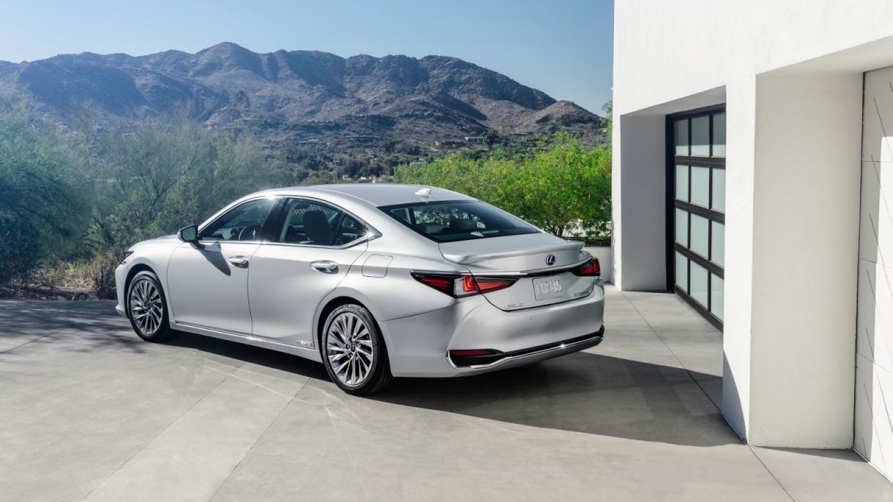 Lexus ES 2022 có giá từ 40.800 USD