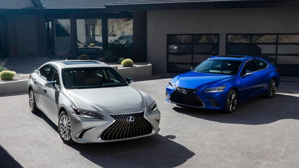 Lexus ES 2022 có giá từ 40.800 USD