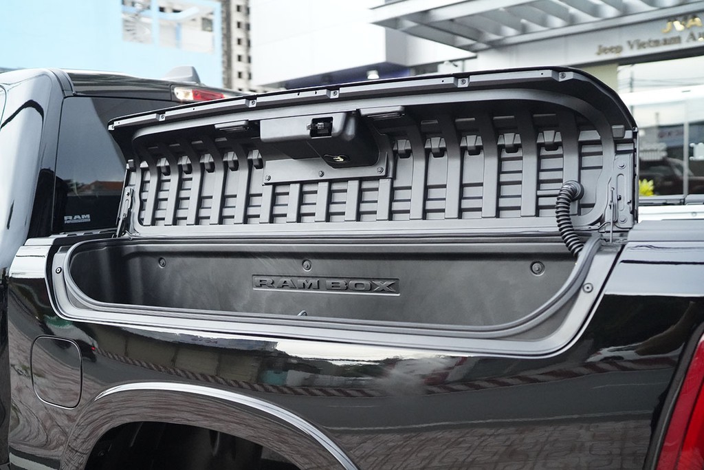 RAM 1500 nhập khẩu chính hãng có giá từ 5,388 tỉ đồng tại Việt Nam