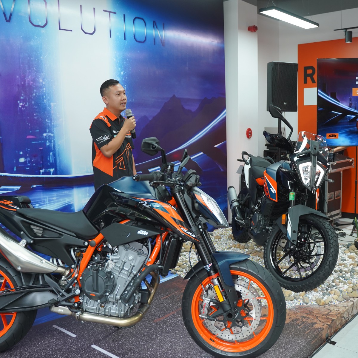 KTM giới thiệu bộ đôi 890 Duke R 2022 và KTM 390 Adventure 2022 tại Việt Nam KTM giới thiệu bộ đôi 890 Duke R 2022 và KTM 390 Adventure 2022 tại Việt Nam